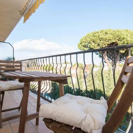Sunny 3 Blocks To The Apartment Castelldefels