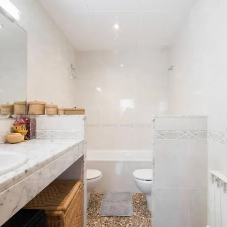 Sunny 3 Blocks To The Apartment Castelldefels