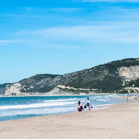 Apartment Sunny 3 Blocks To The Castelldefels